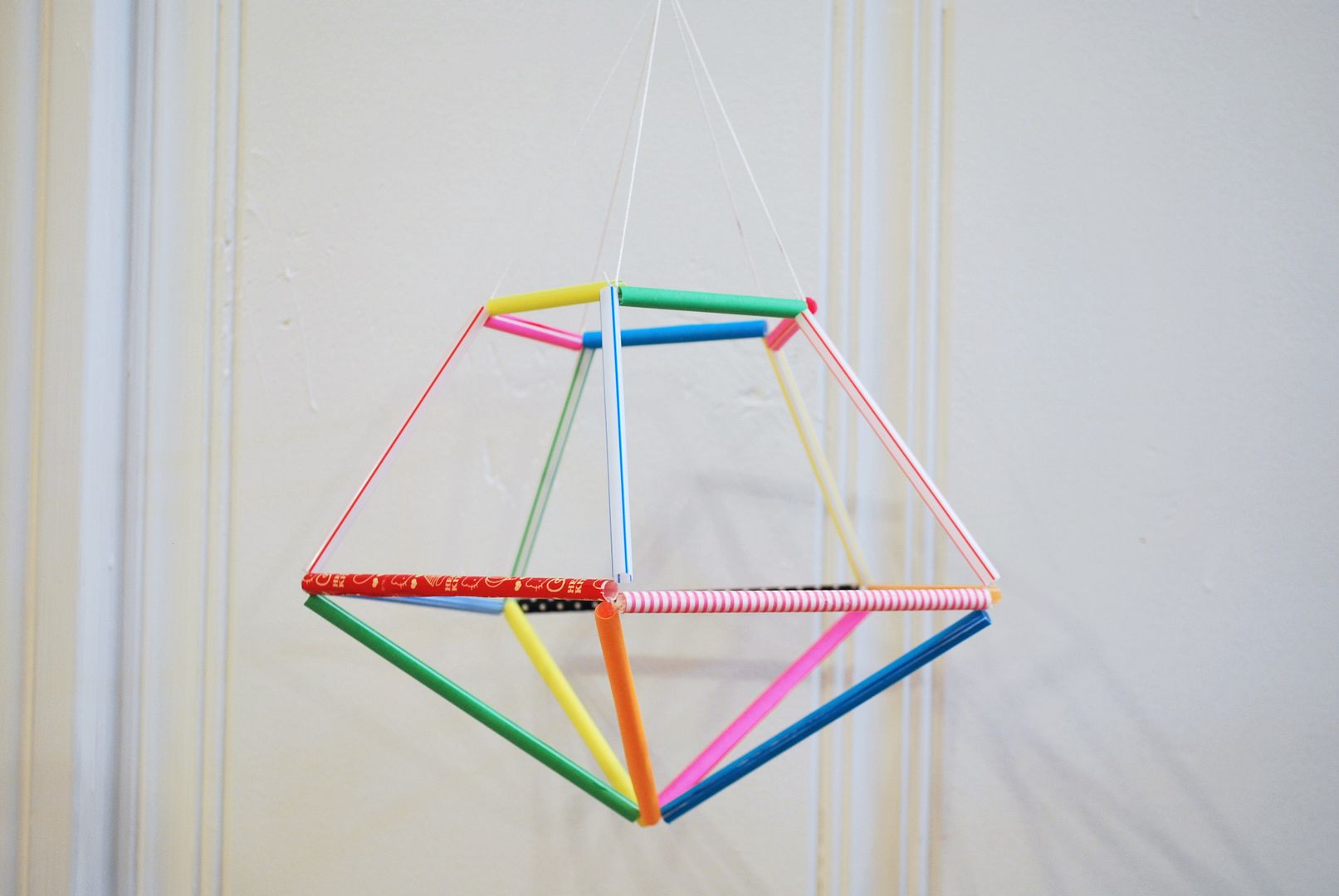 the diy geometric straw mobile